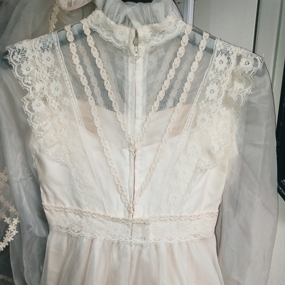 Vintage union made wedding dress with veil - Picture 4 of 4